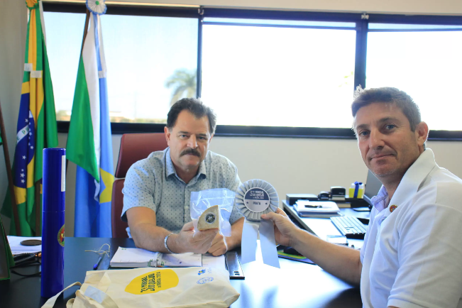 Imagem de compartilhamento para o artigo Prefeito de Chapadão do Sul parabeniza produtor por ganhar prata no 3º Mundial do Queijo da MS Todo dia